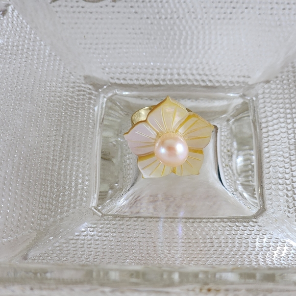 Mother of Pearl Ring - Picture 2 of 5